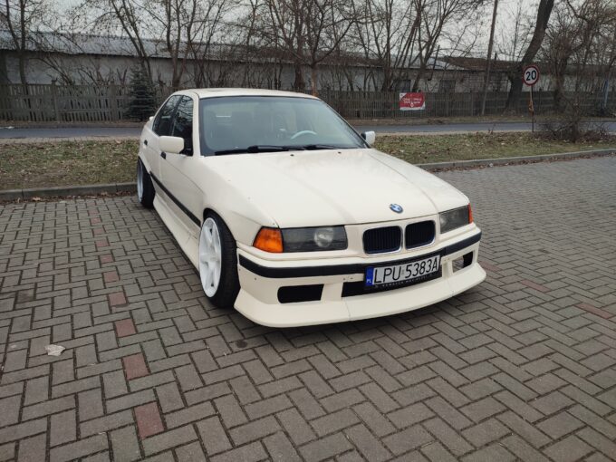 BMW e36 sedan's wide body (fender flares/overfenders)