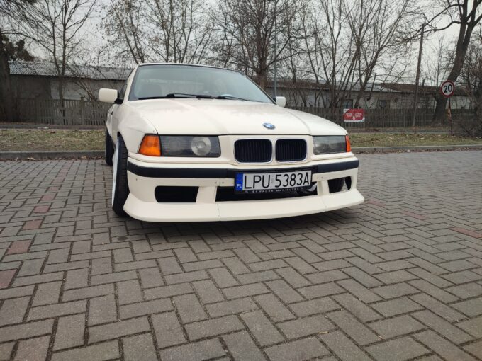 BMW e36 sedan's wide body (fender flares/overfenders)