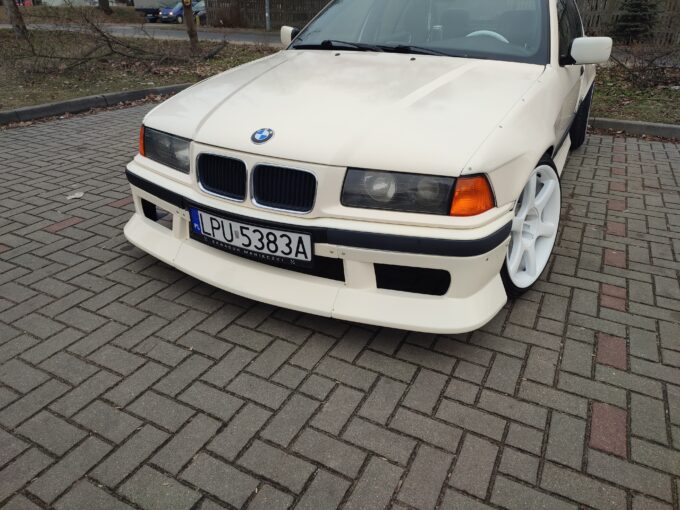 BMW e36 sedan's wide body (fender flares/overfenders)