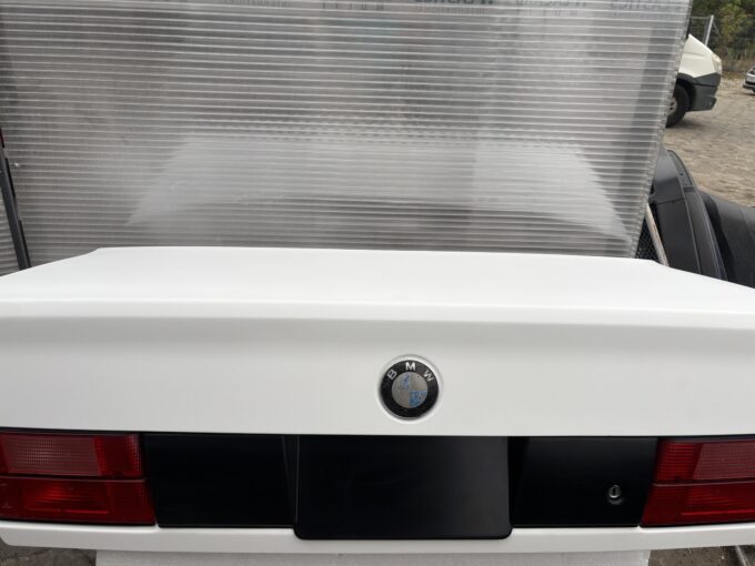 Blende for BMW e34 sedan USA