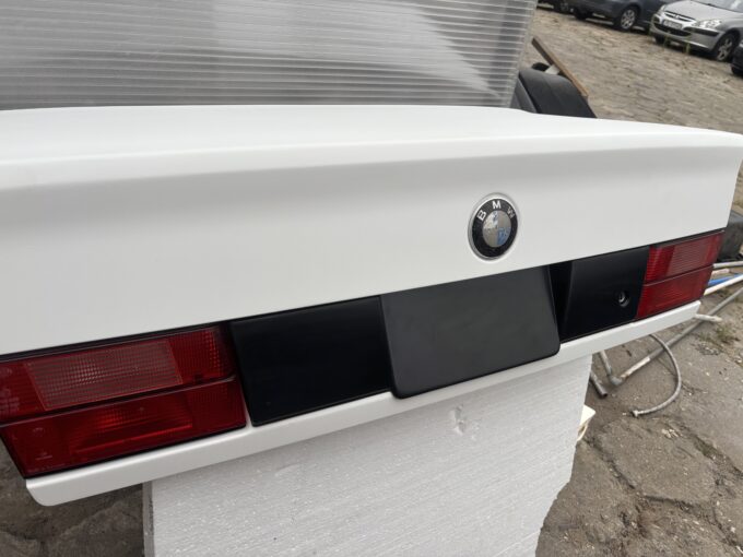 Blende for BMW e34 sedan USA