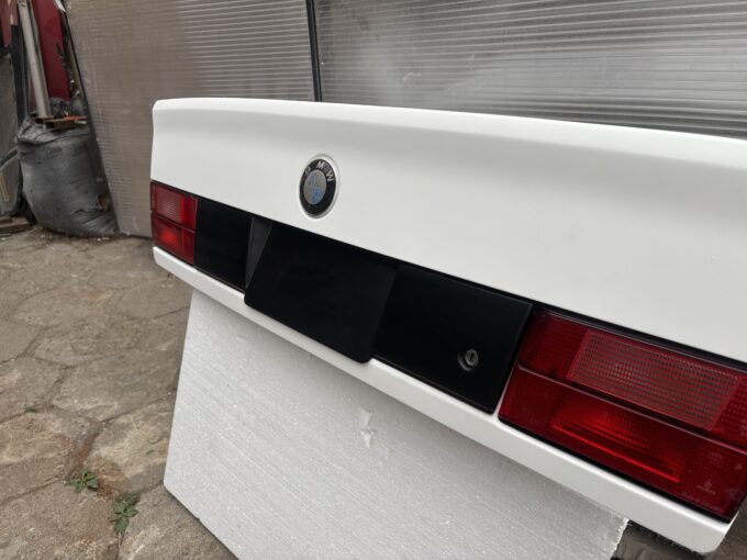 Blende for BMW e34 sedan USA