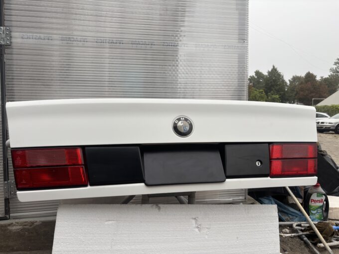 Blende for BMW e34 sedan USA