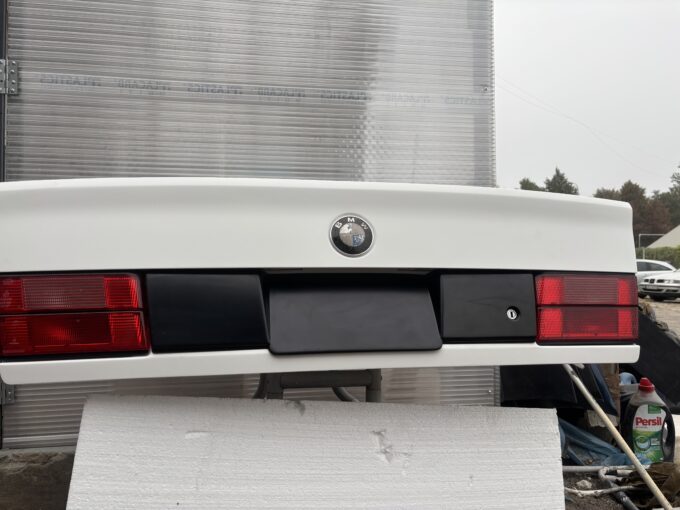 Blende for BMW e34 sedan USA